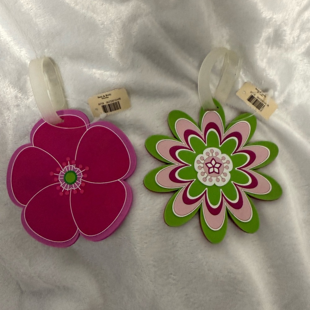 🌸NWT Set of Two Luggage Tags Pink and Green Flower-Shaped🌸